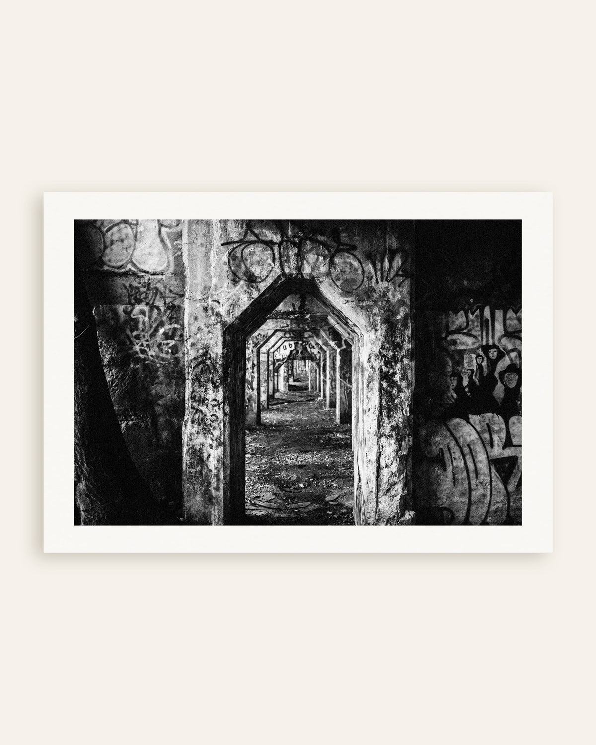 Póster «Galería en ruinas cubierta de grafitis», miniatura