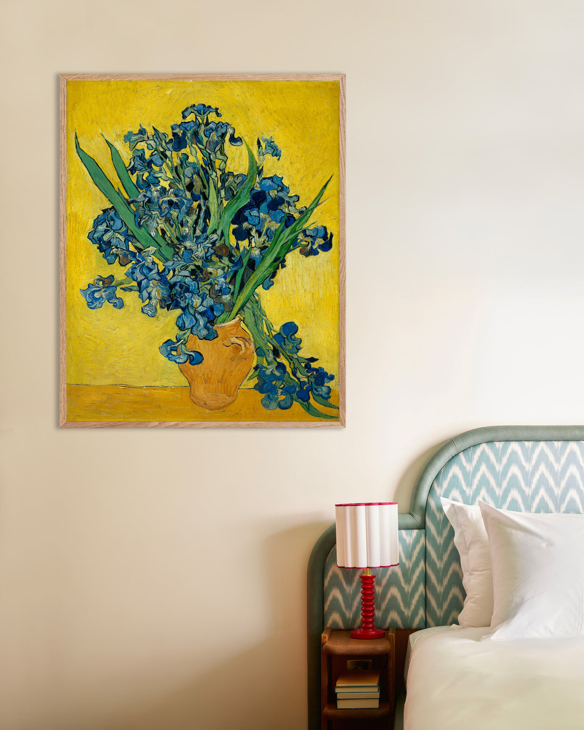 Póster de Iris en un jarrón (1890), de Vincent van Gogh, con marco de madera natural