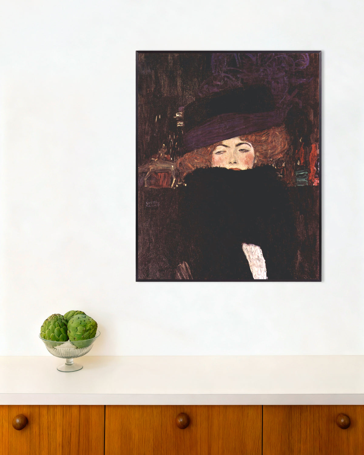 Póster de Dama con sombrero y boa de plumas (1909), de Gustav Klimt, con marco metálico