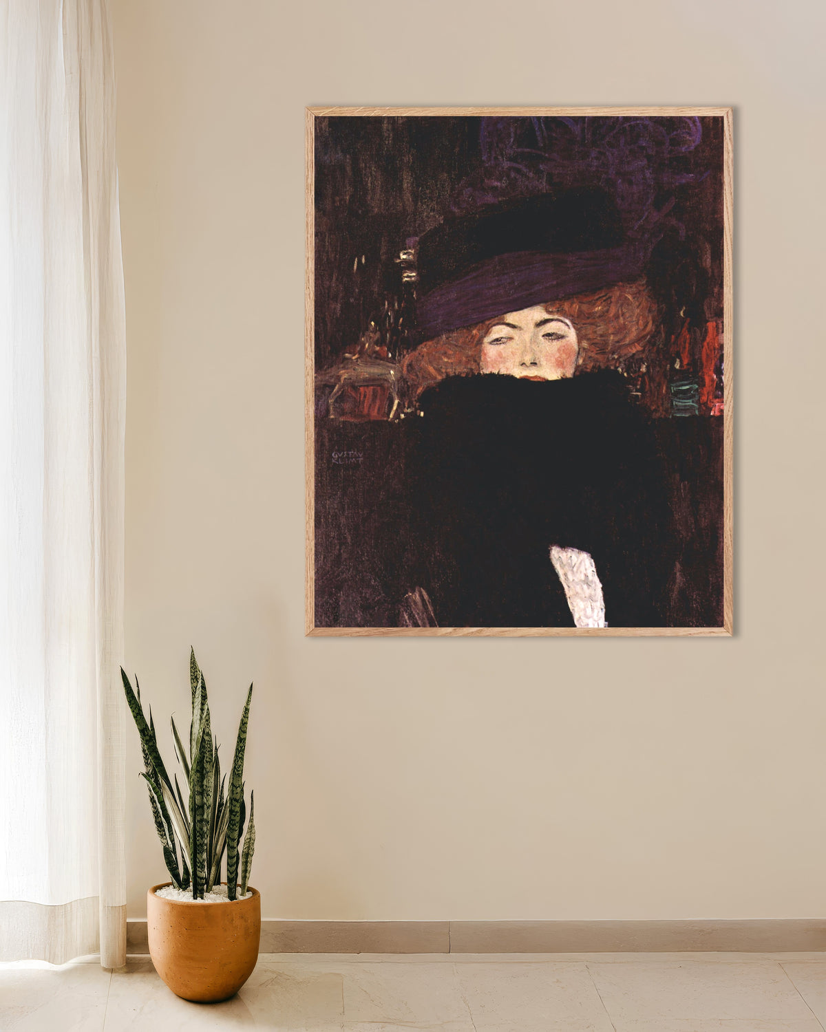 Póster de Dama con sombrero y boa de plumas (1909), de Gustav Klimt, con marco de madera natural