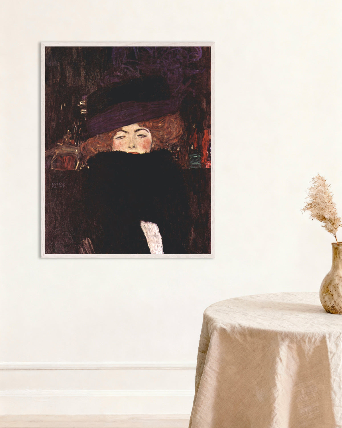 Póster de Dama con sombrero y boa de plumas (1909), de Gustav Klimt, con marco de madera blanca