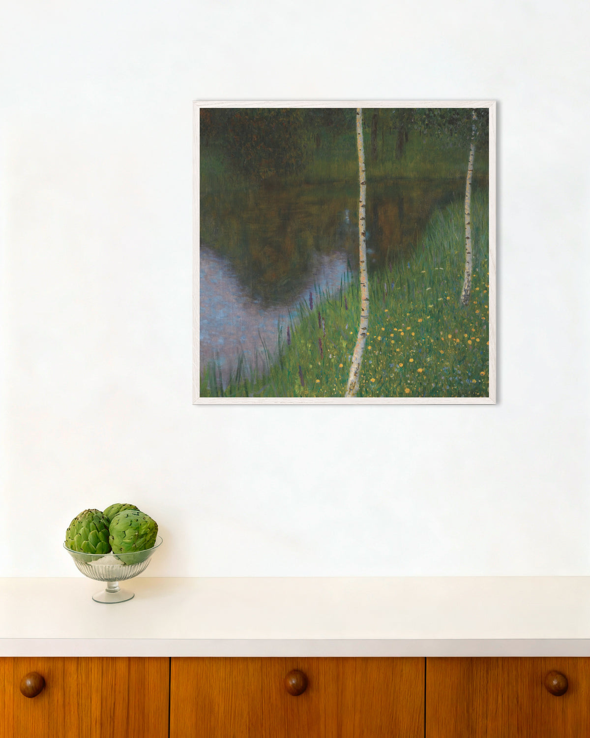 Póster Orilla del lago con abedules (hacia 1901), de Gustav Klimt, con marco de madera blanca