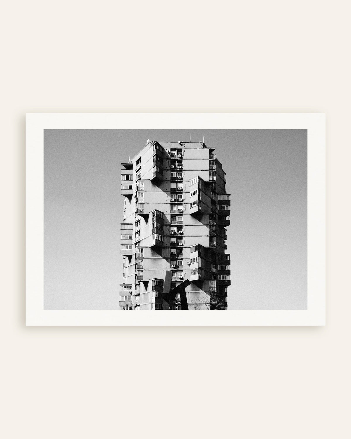 Póster «Torre solitaria con balcones salientes», miniatura