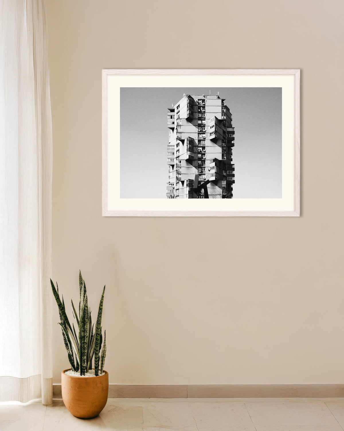 Póster «Torre solitaria con balcones salientes», con marco de madera blanca