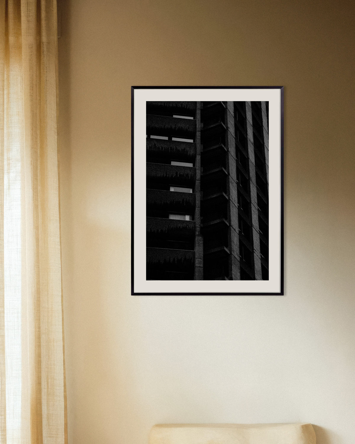 Póster «Fachada nocturna con plantas colgantes», con marco metálico