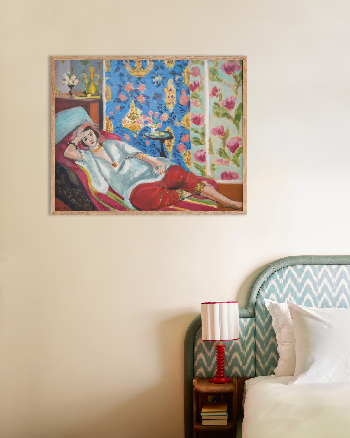 Póster de Odalisca con pantalones bombachos rojos (1924-1925), de Henri Matisse, con marco de madera natural