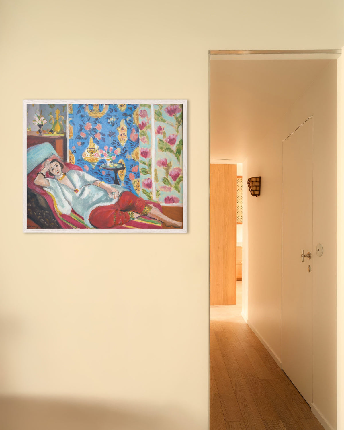 Póster de Odalisca con pantalones bombachos rojos (1924-1925), de Henri Matisse, con marco de madera blanca
