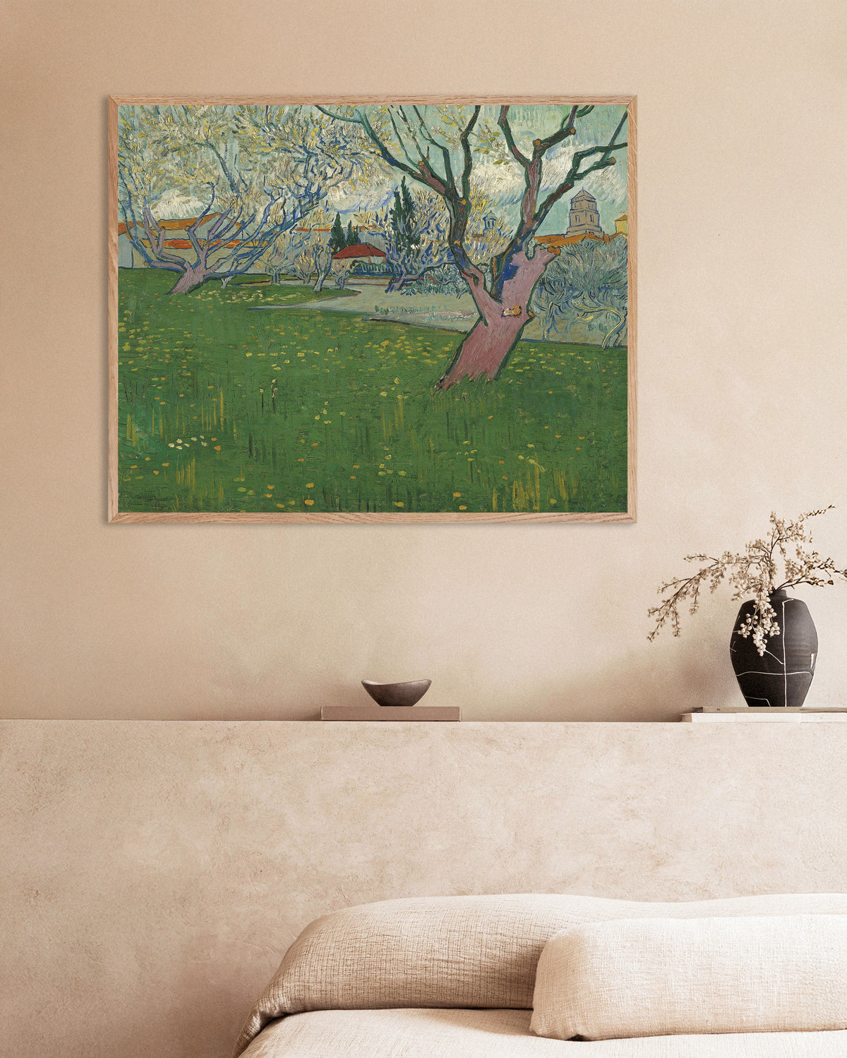 Póster de Huerto en flor con vistas a Arlés (1889), de Vincent van Gogh, con marco de madera natural
