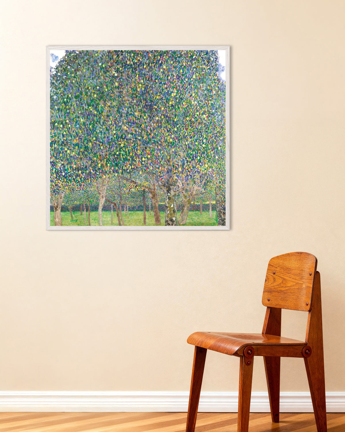 Póster El peral (1903), de Gustav Klimt, con marco de madera blanca