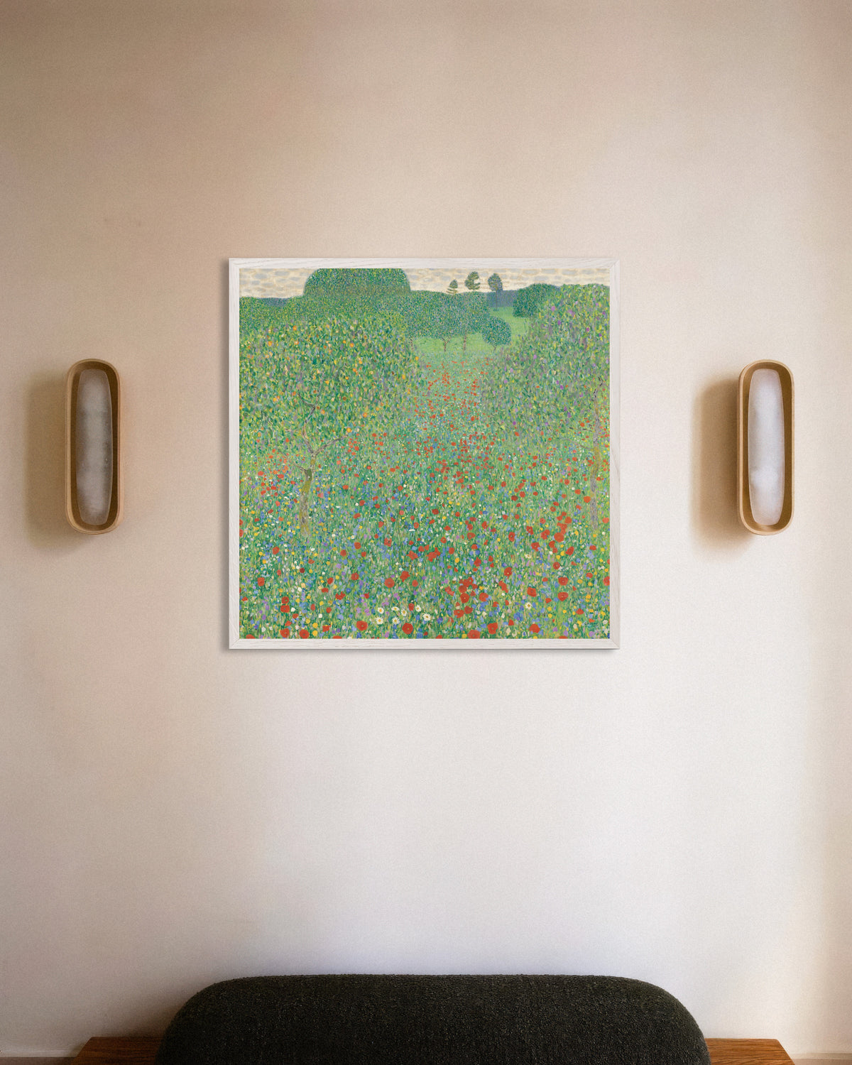 Póster Campo de amapolas (1907), de Gustav Klimt, con marco de madera blanca