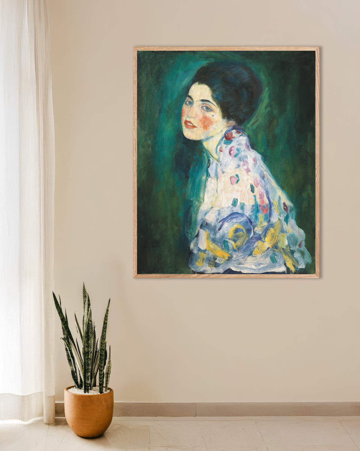 Póster Retrato de una dama (1916–1917), de Gustav Klimt, con marco de madera natural