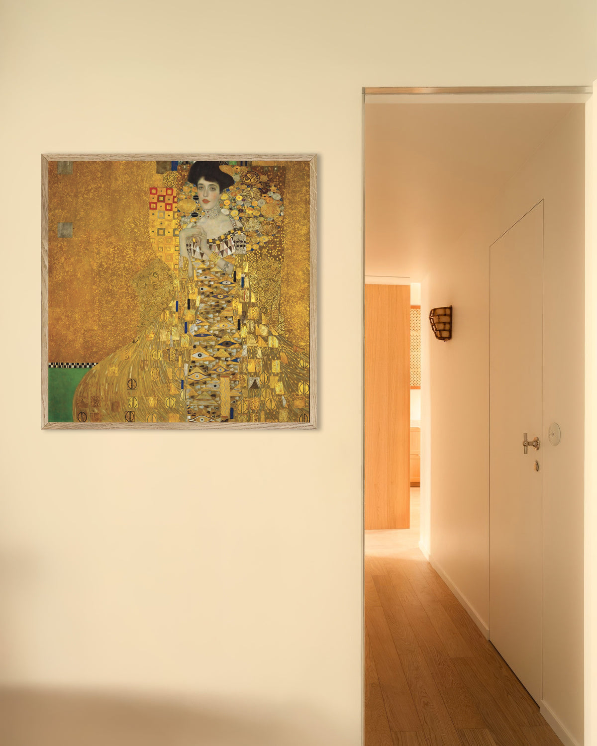 Póster Retrato de Adele Bloch-Bauer I (1907), de Gustav Klimt, con marco de madera natural