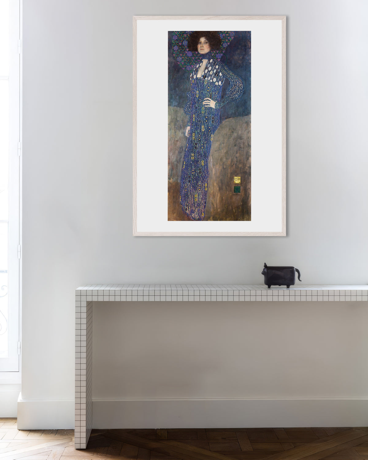 Póster Retrato de Emilie Flöge (1902), de Gustav Klimt, con marco de madera blanca