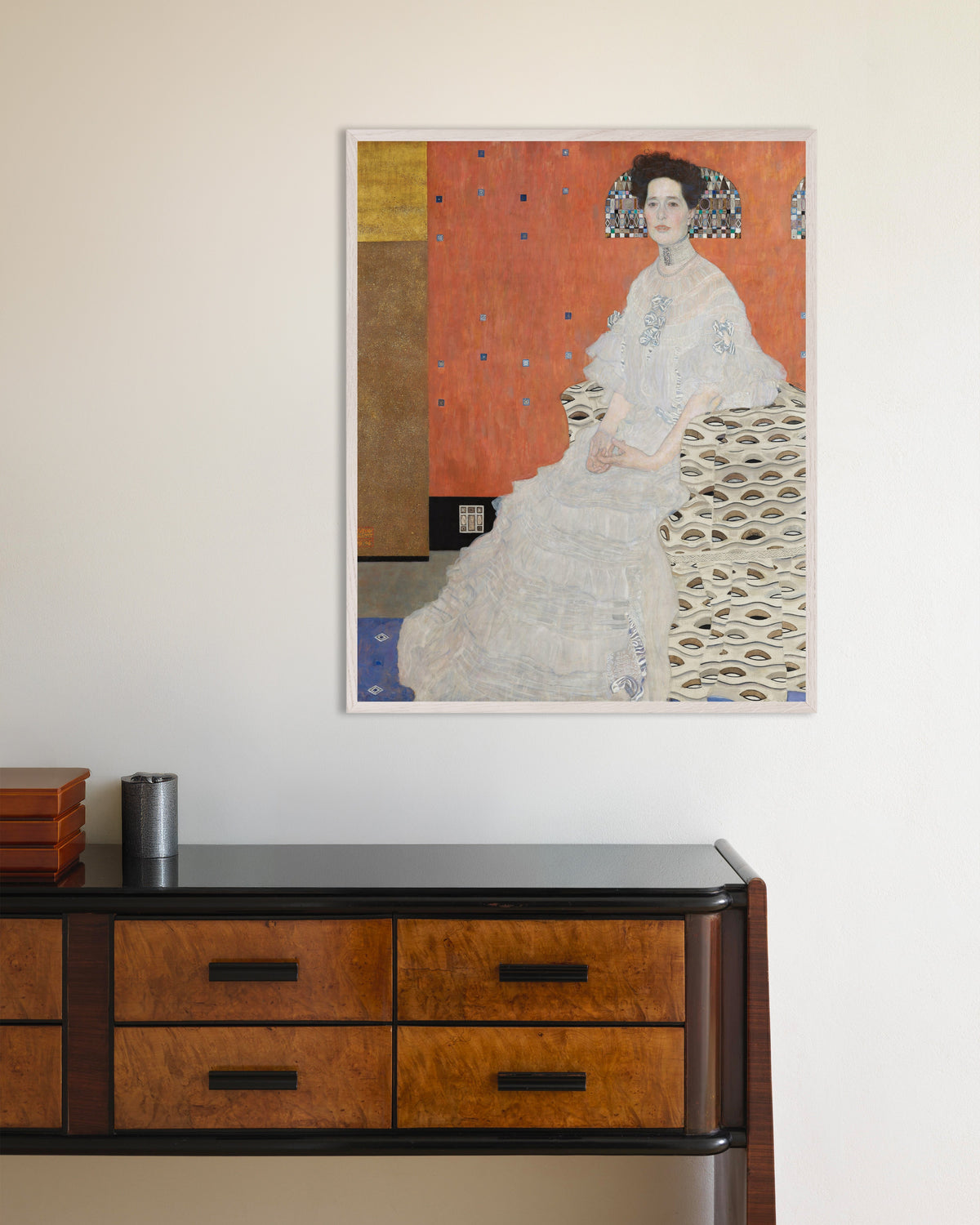Póster Retrato de Fritza Riedler (1906), de Gustav Klimt, con marco de madera blanca
