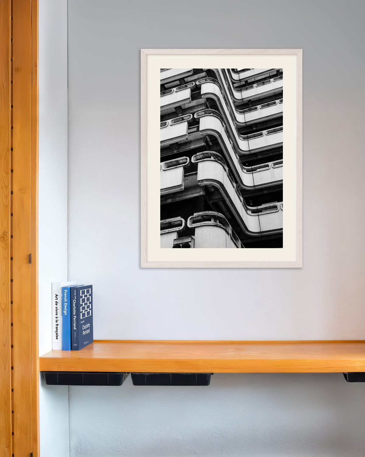 Póster «Balcones de hormigón ondulante», con marco de madera blanca