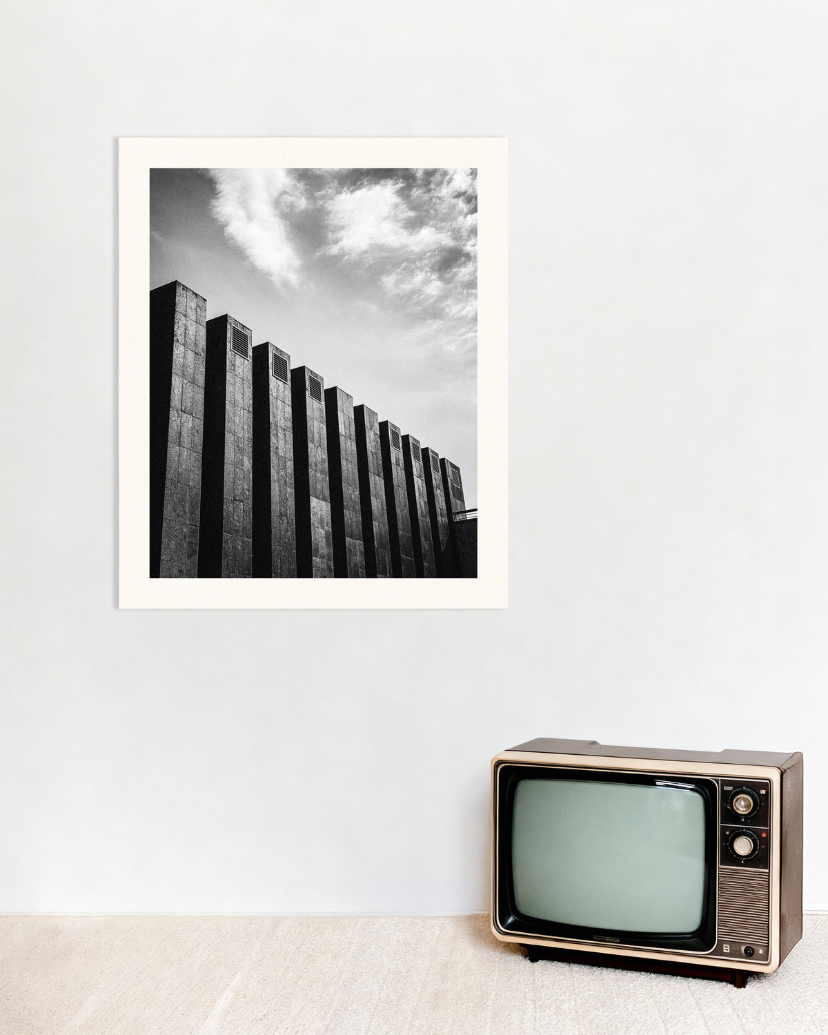 Póster «Fila de lamas oscuras y nubes»