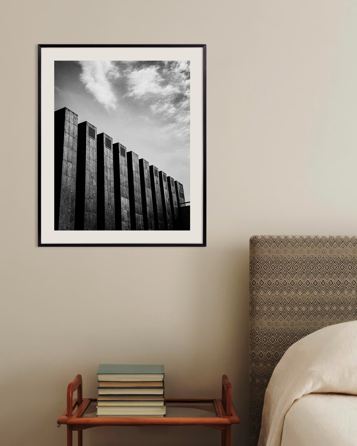 Póster «Fila de lamas oscuras y nubes», con marco metálico