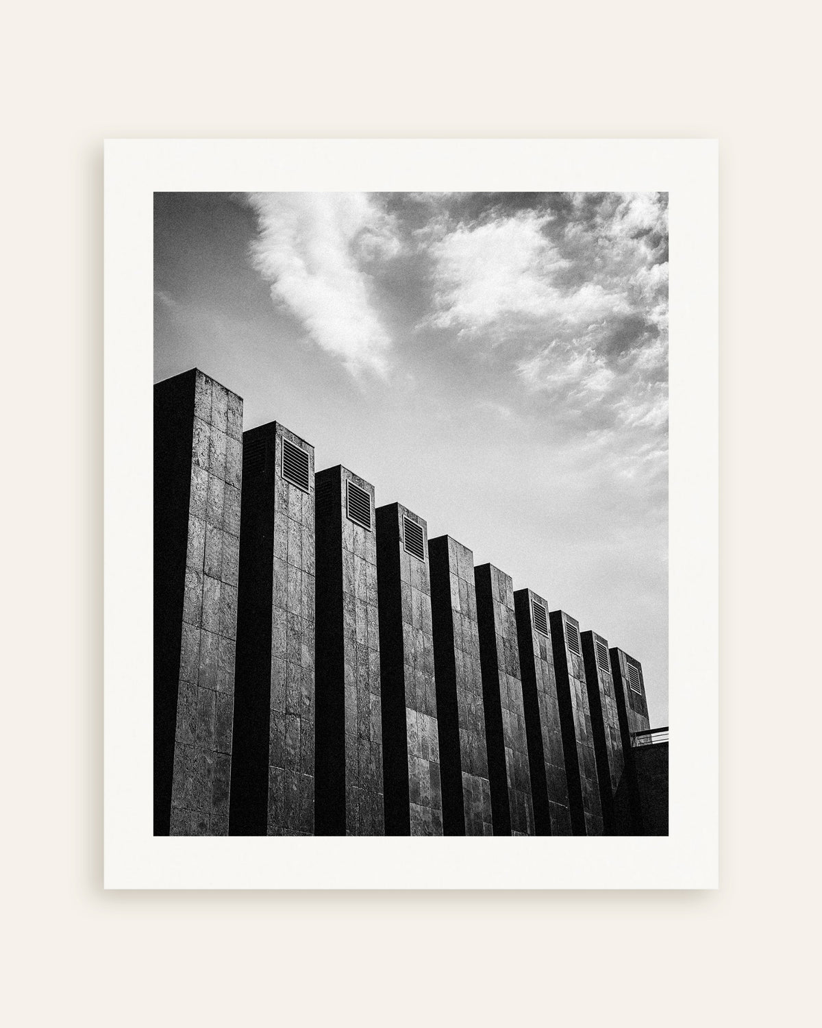 Póster «Fila de lamas oscuras y nubes», miniatura