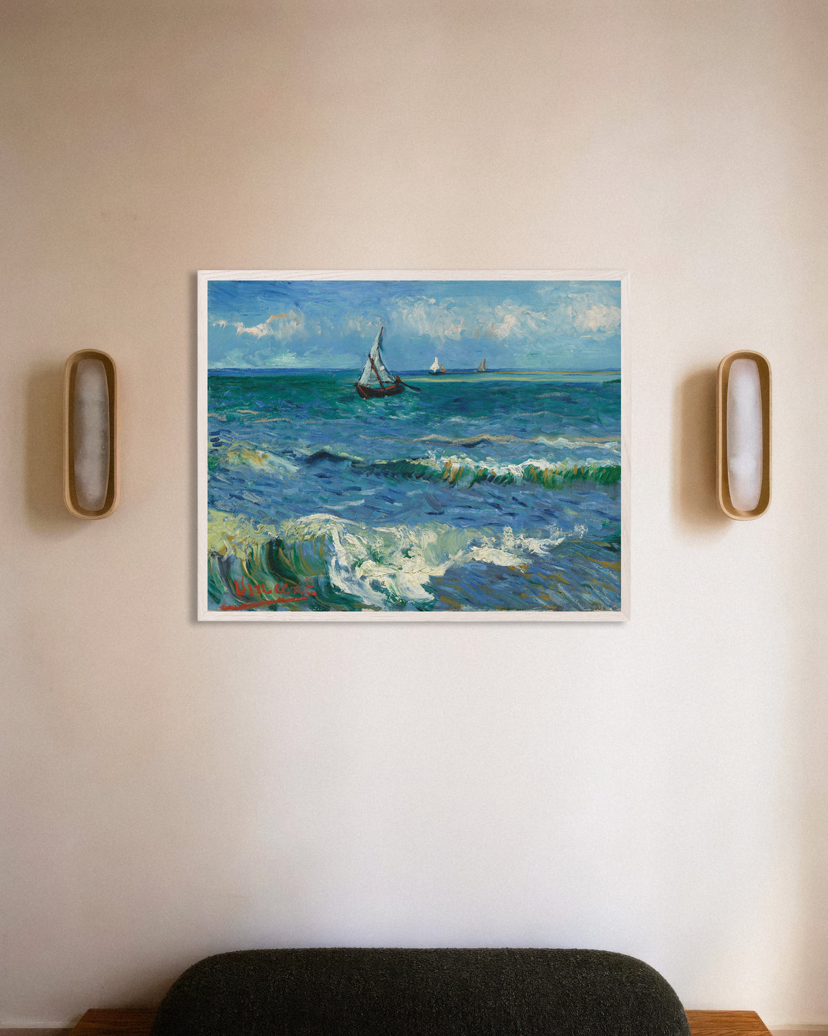 Póster de Paisaje marino cerca de Les Saintes-Maries-de-la-Mer (1888), de Vincent van Gogh, con marco de madera blanca