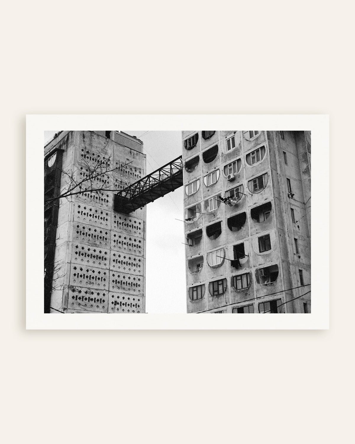 Póster «Pasarela entre dos torres», miniatura