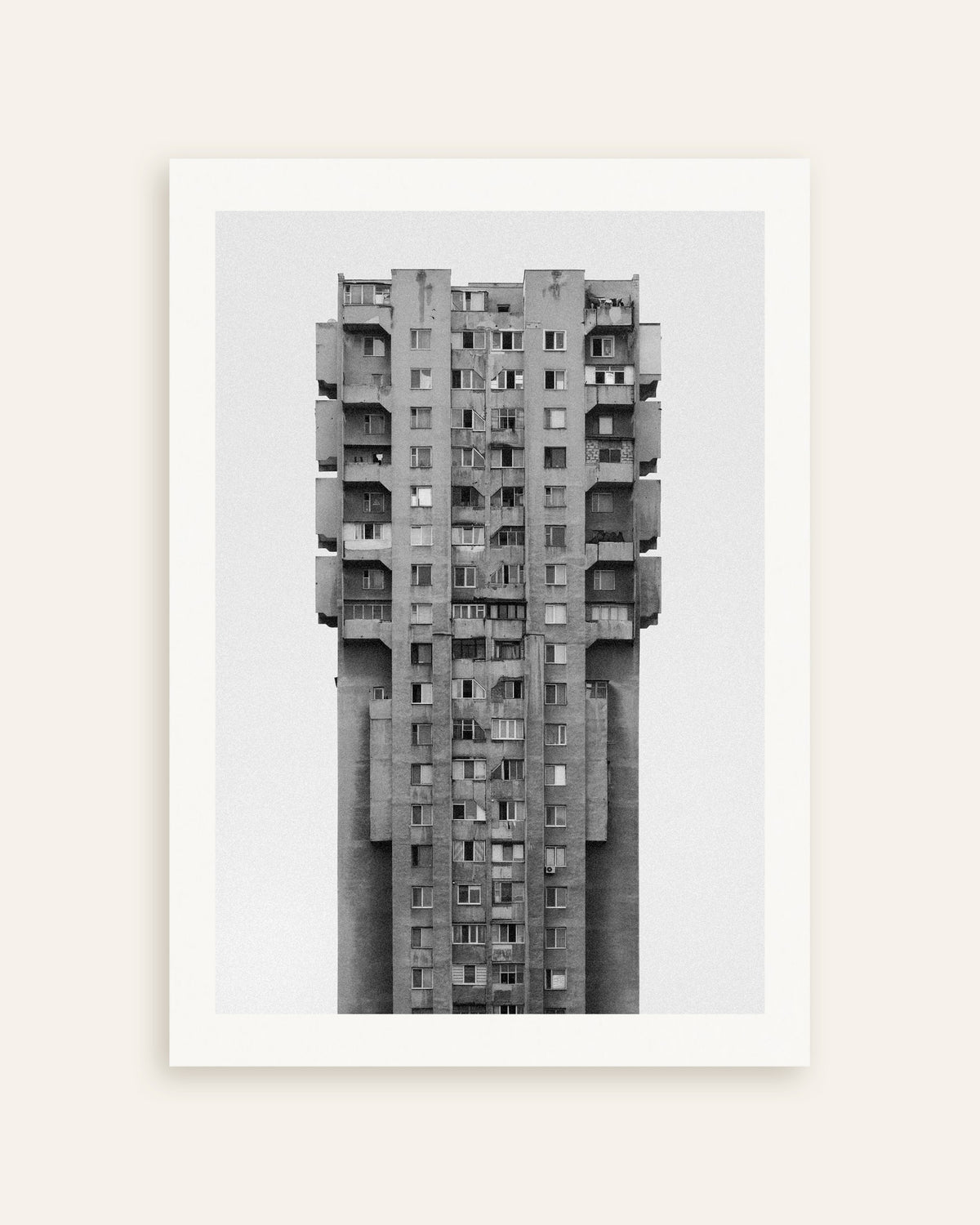 Póster «Rascacielos de hormigón solitario», miniatura