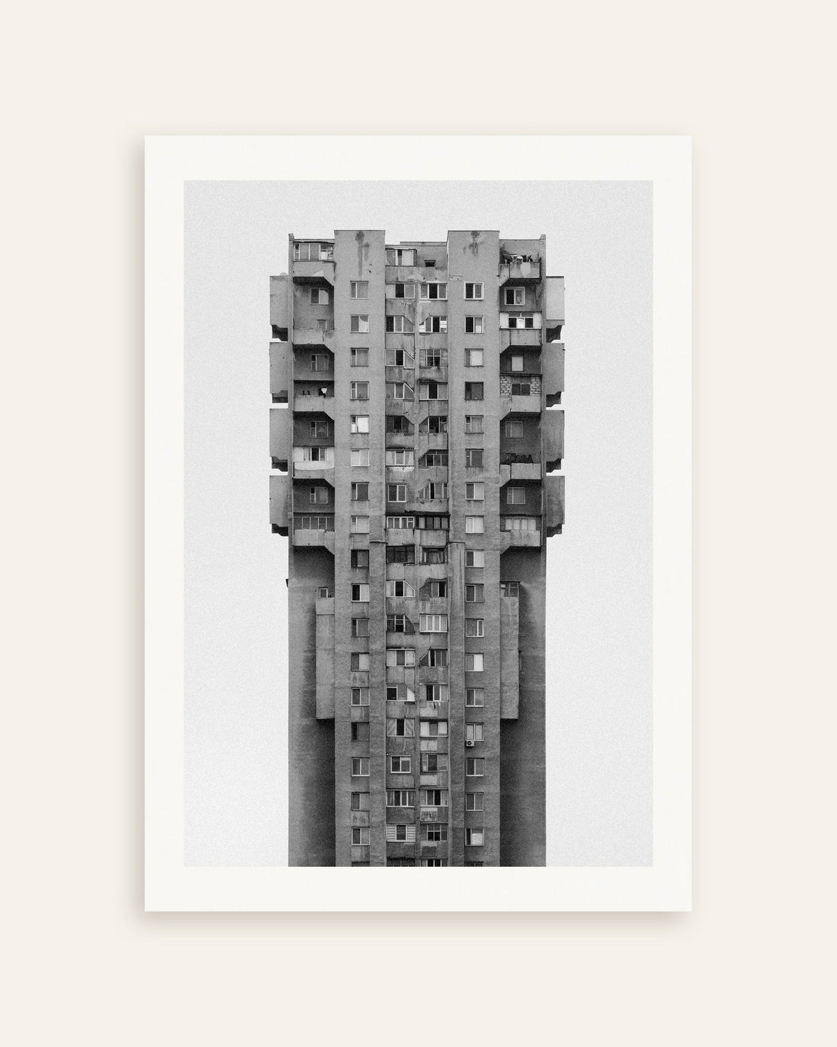 Póster «Rascacielos de hormigón solitario», miniatura