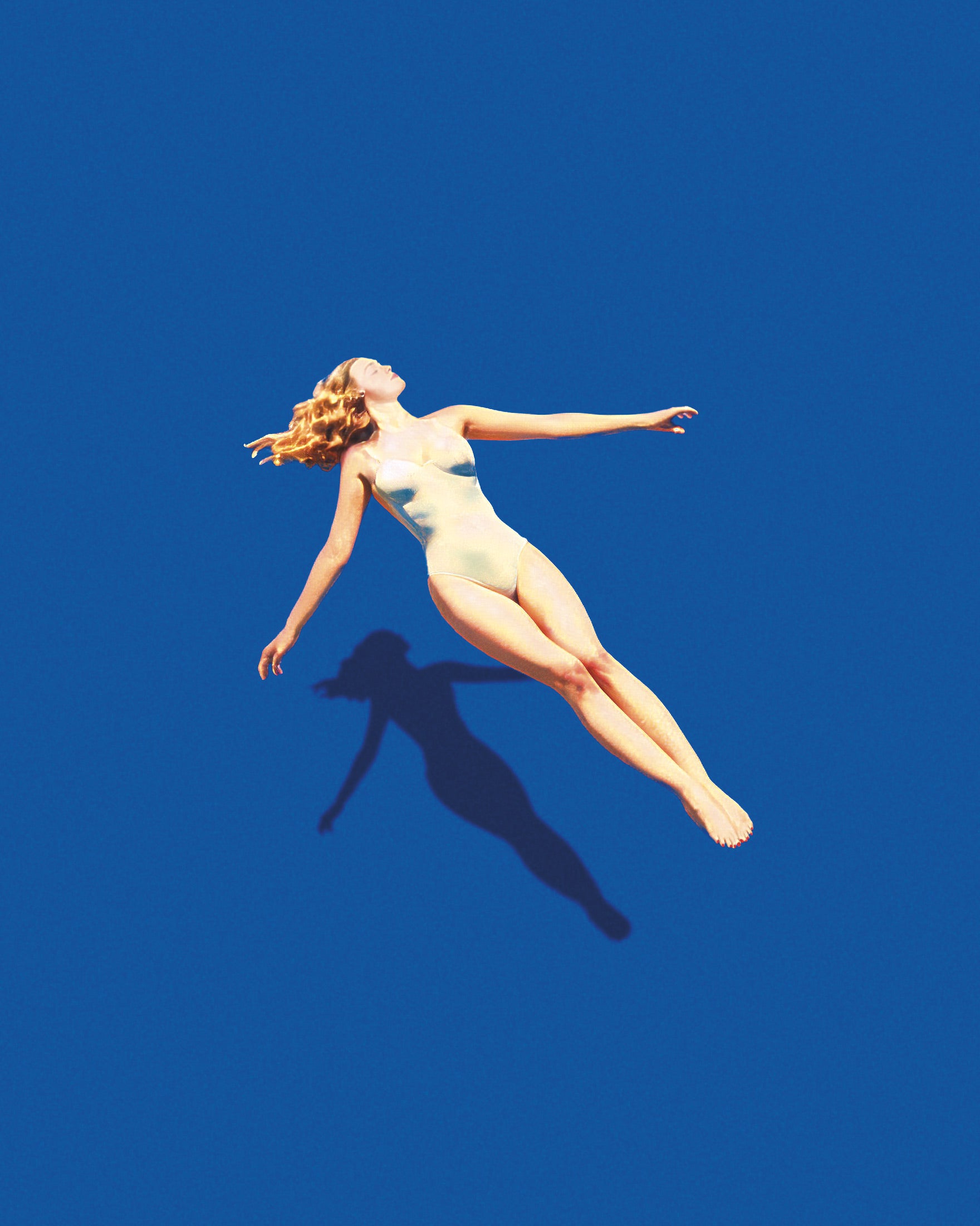 Mujer flotando en el agua, póster de SPA