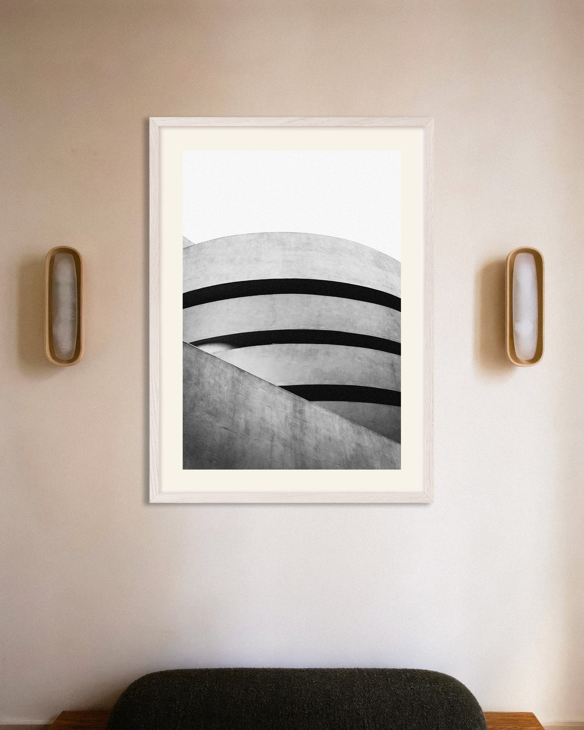 Póster «Curvas del museo en espiral», con marco de madera blanca