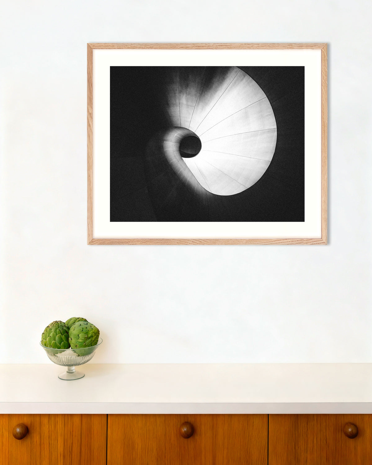 Póster «Escalera de caracol vista desde abajo», con marco de madera natural