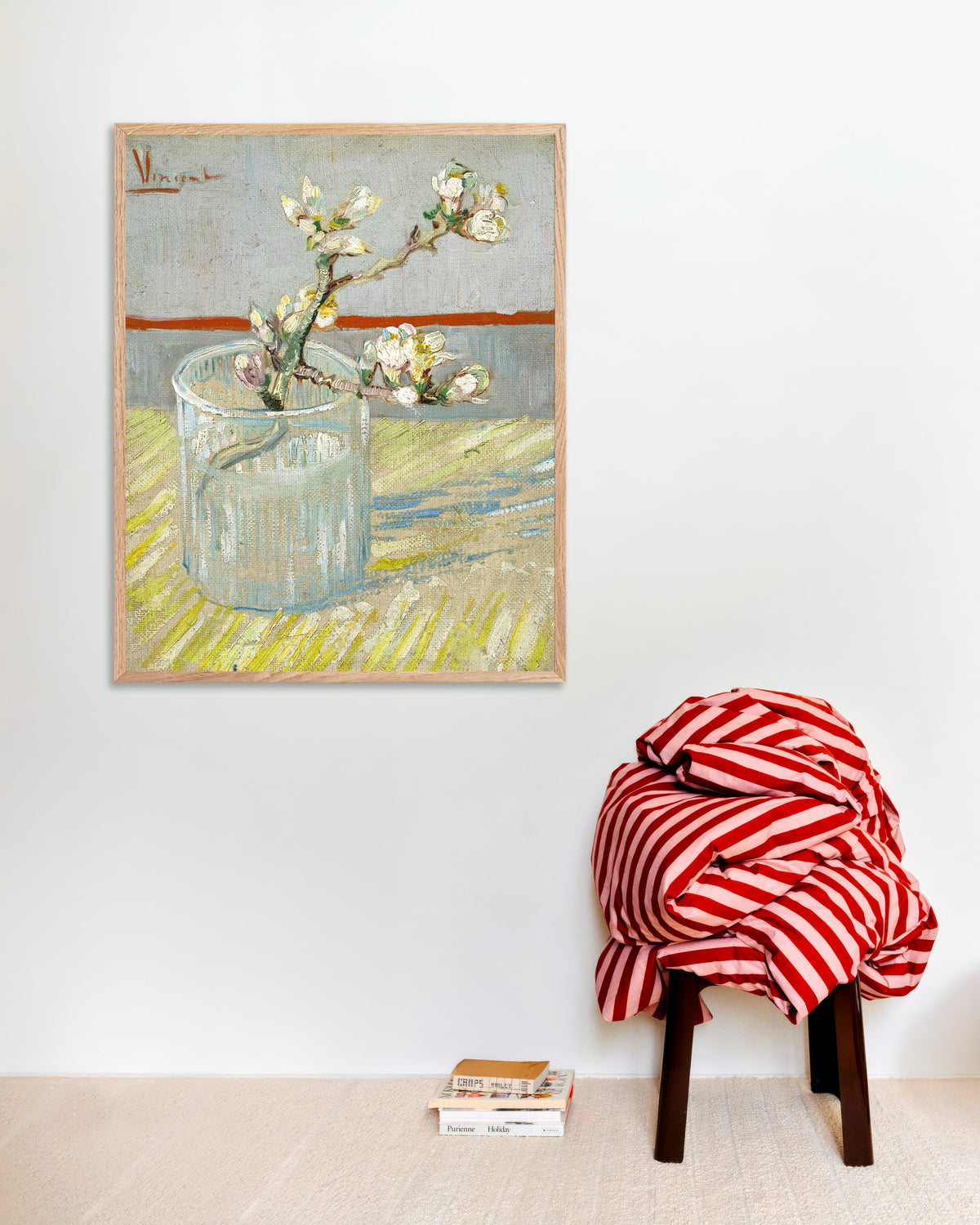 Póster de Rama de almendro en flor en un vaso (1888), de Vincent van Gogh, con marco de madera natural