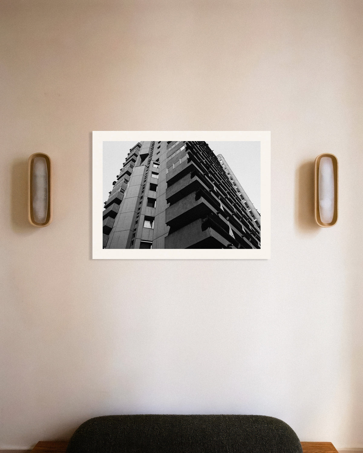 Póster «Balcones de hormigón apilados vistos desde abajo»