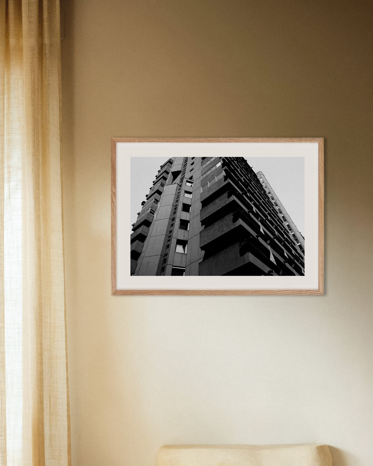Póster «Balcones de hormigón apilados vistos desde abajo», con marco de madera natural