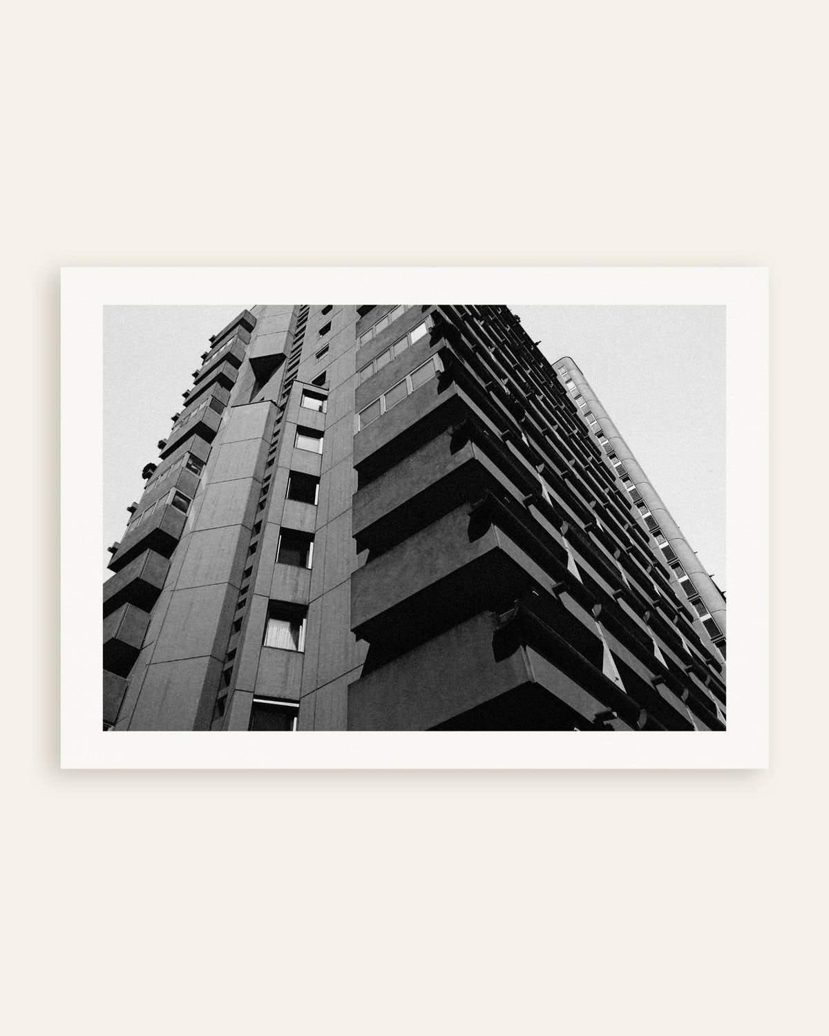 Póster «Balcones de hormigón apilados vistos desde abajo», miniatura