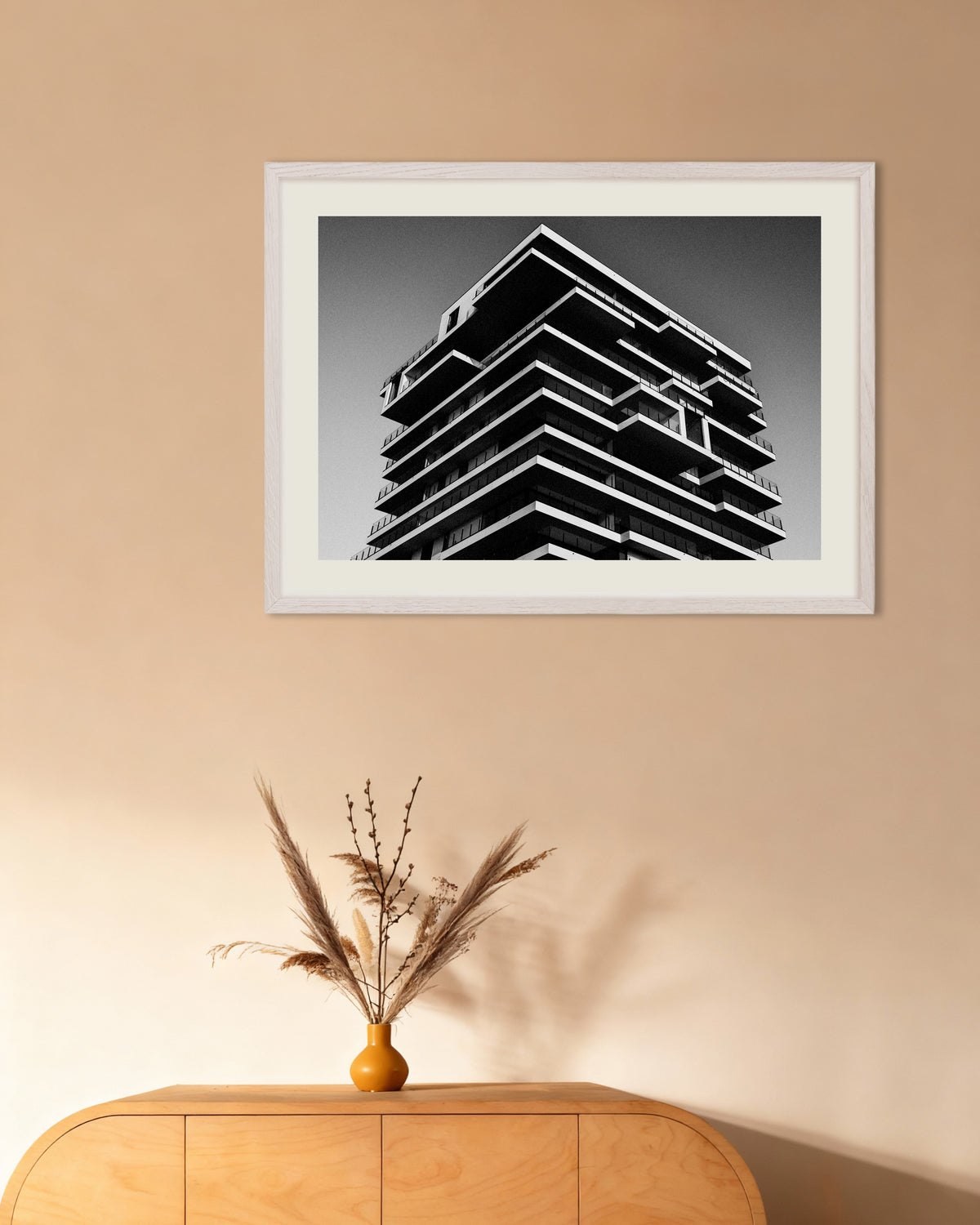 Póster «Torre de plantas apiladas», con marco de madera blanca