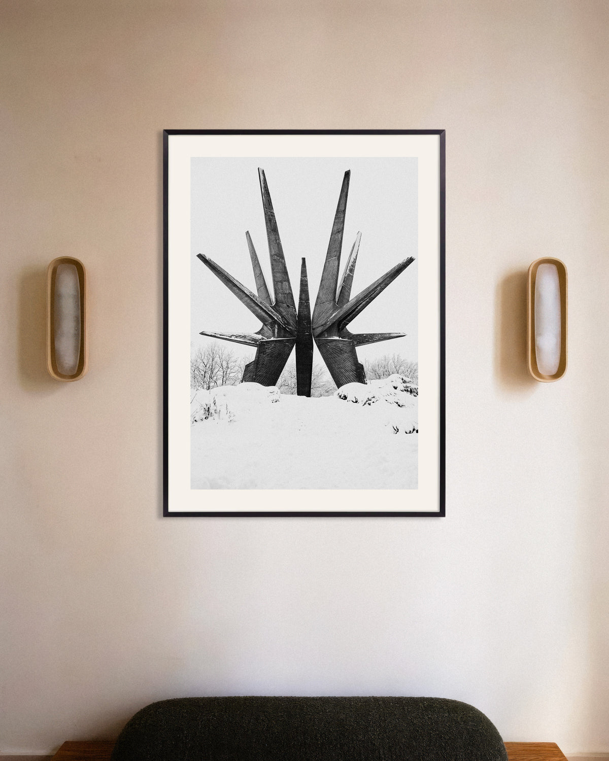 Póster «Monumento en forma de estrella en la nieve», con marco metálico