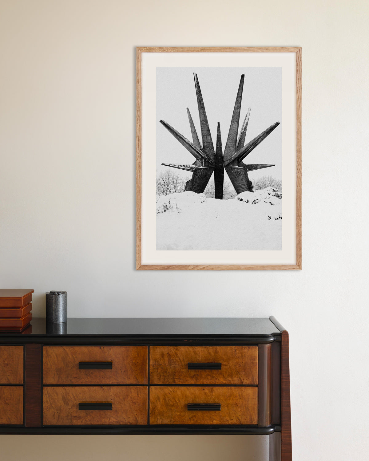 Póster «Monumento en forma de estrella en la nieve», con marco de madera natural