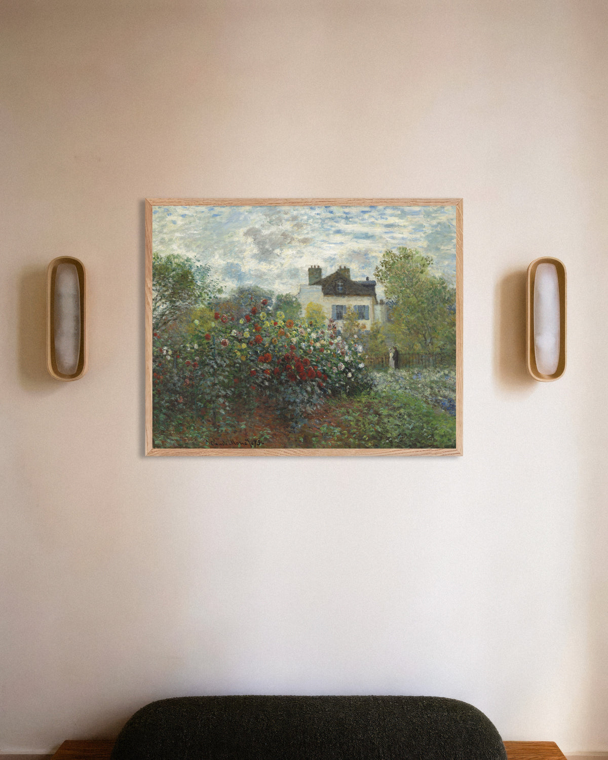 Póster El jardín del artista en Argenteuil, un rincón con dalias (1873), de Claude Monet, con marco de madera natural