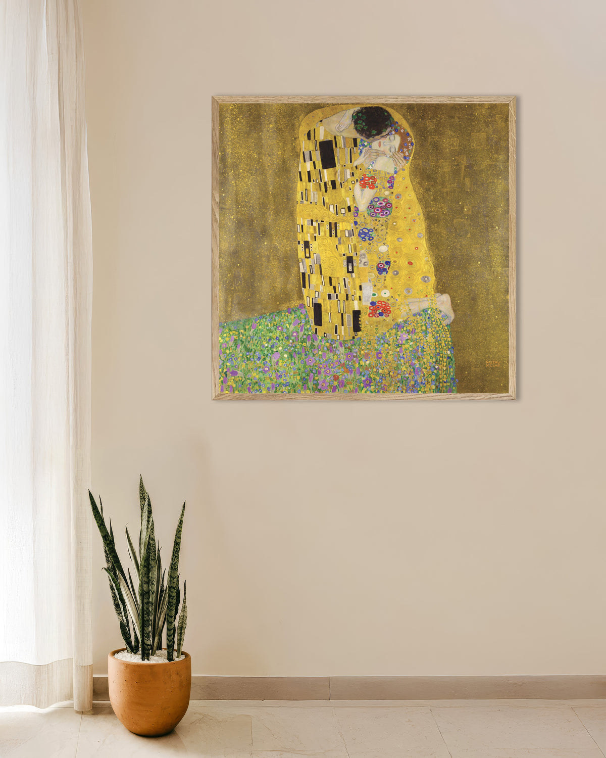 Póster El beso (1907–1908), de Gustav Klimt, con marco de madera natural