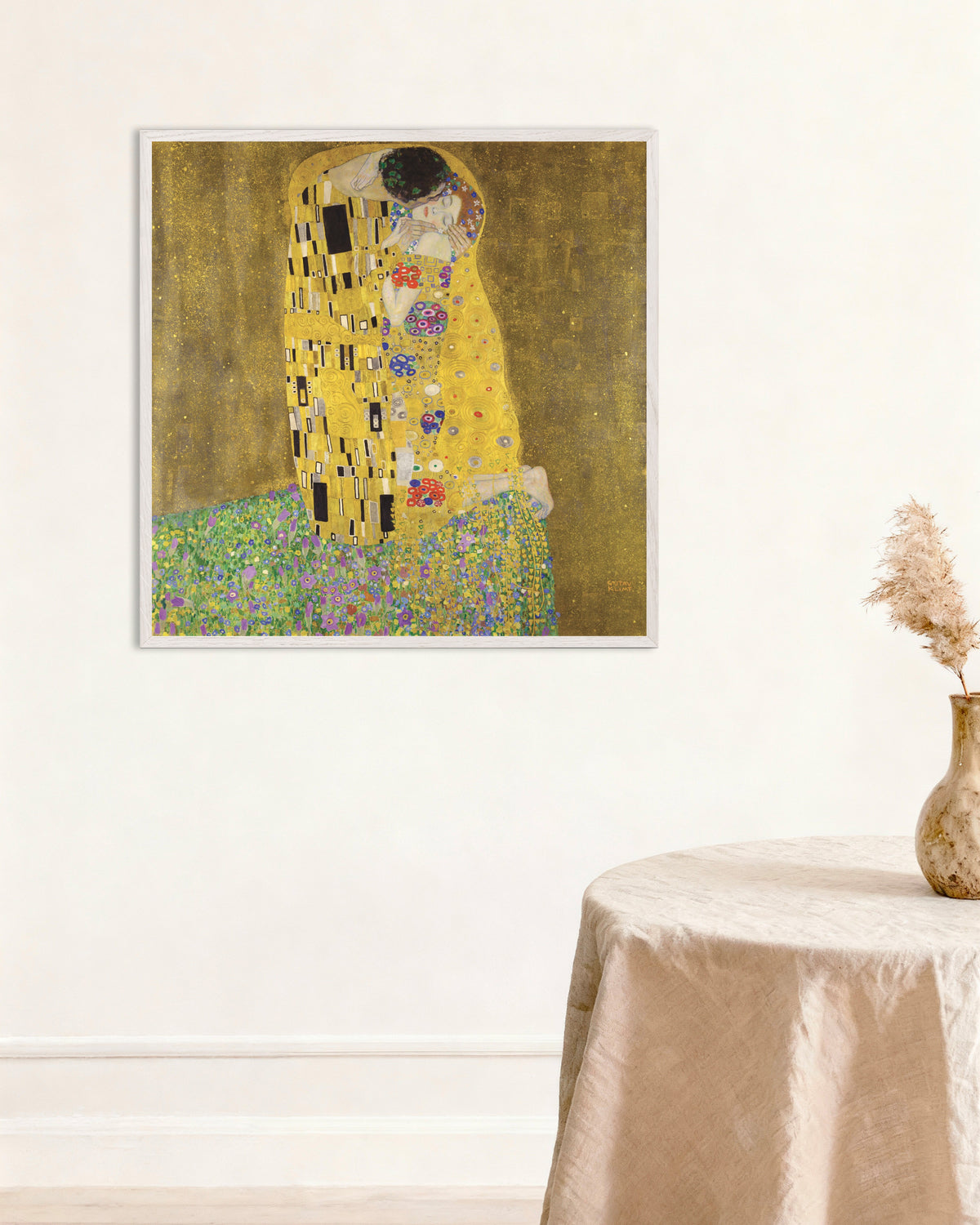 Póster El beso (1907–1908), de Gustav Klimt, con marco de madera blanca