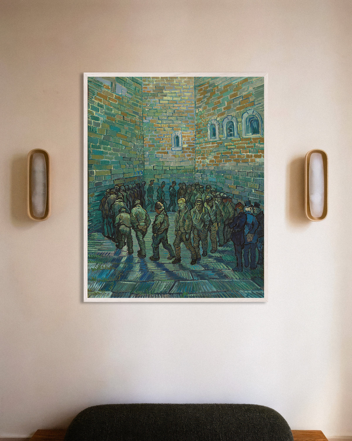 Póster de El patio de la prisión, según Doré (1890), de Vincent van Gogh, con marco de madera blanca