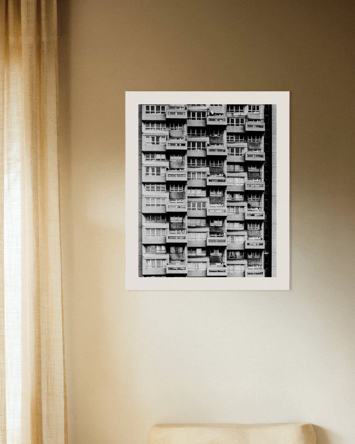 Póster «Fachada de un bloque de viviendas con balcones»