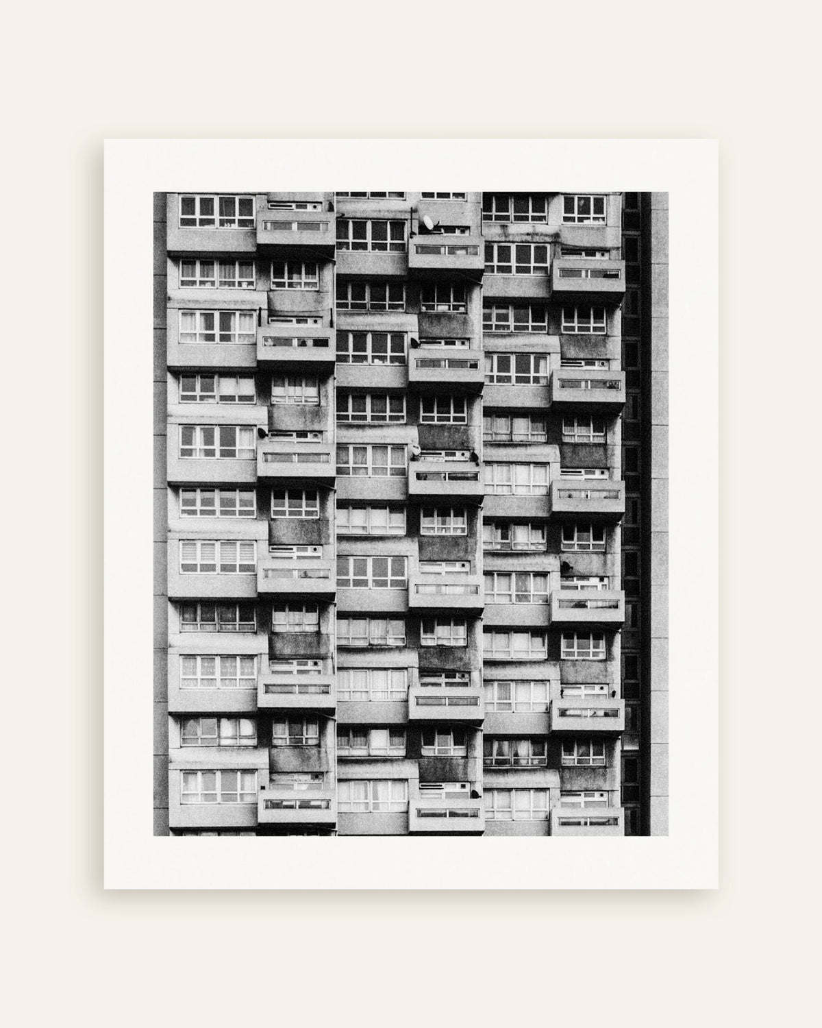 Póster «Fachada de un bloque de viviendas con balcones», miniatura
