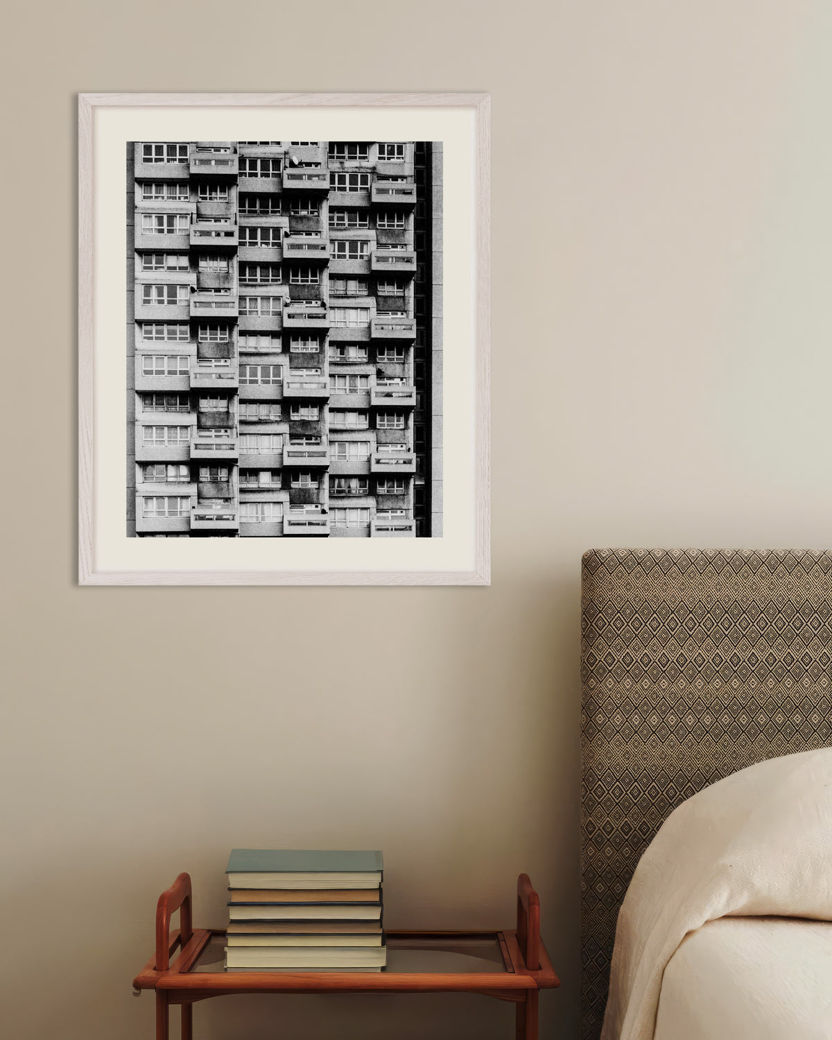 Póster «Fachada de un bloque de viviendas con balcones», con marco de madera blanca