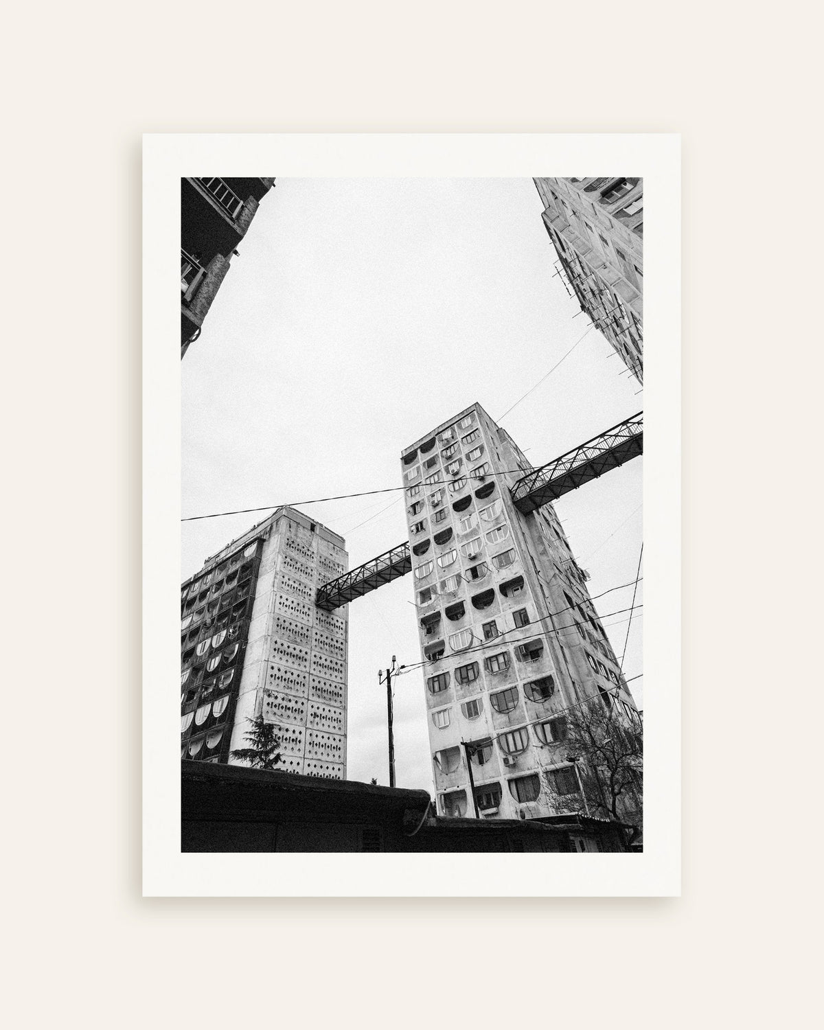 Póster «Torres unidas por puentes desde abajo», miniatura