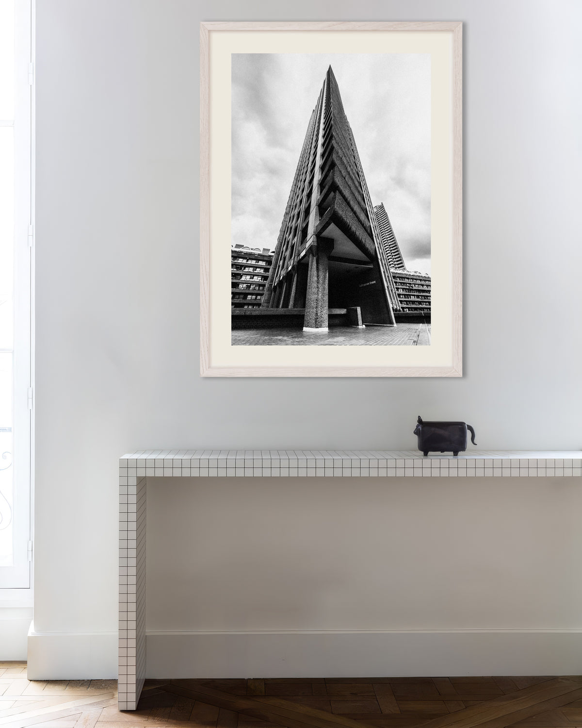 Póster «Proa de torre triangular», con marco de madera blanca