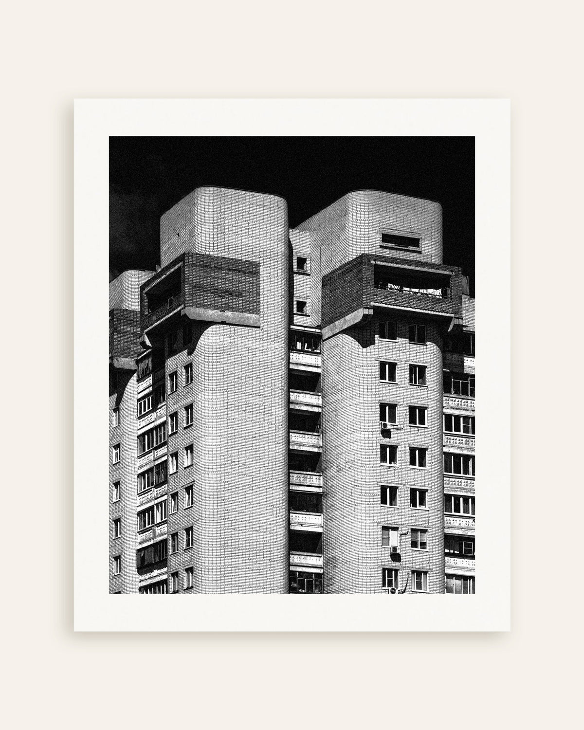 Póster «Dos torres gemelas redondeadas de noche», miniatura