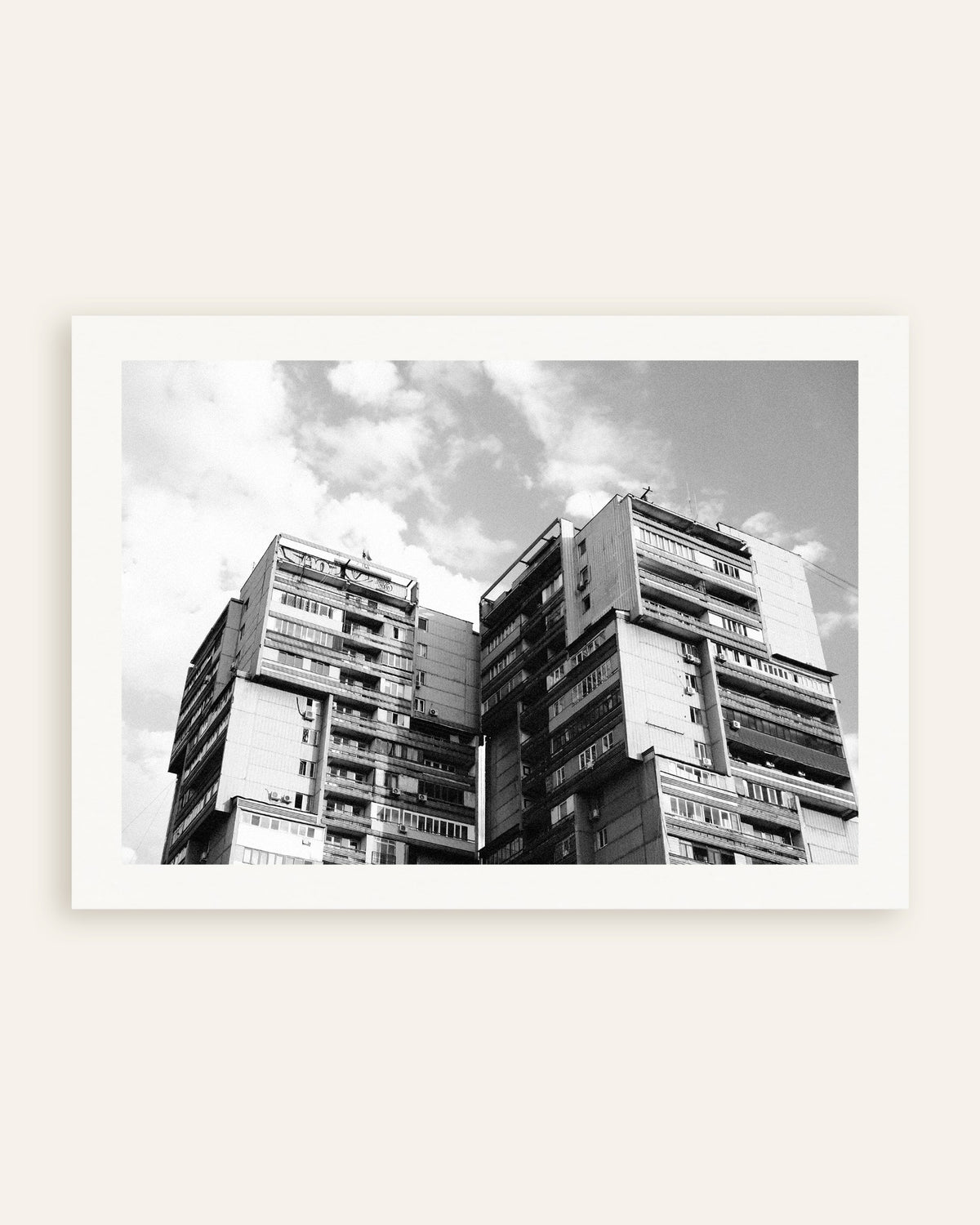 Póster «Dos torres gemelas entre las nubes», miniatura