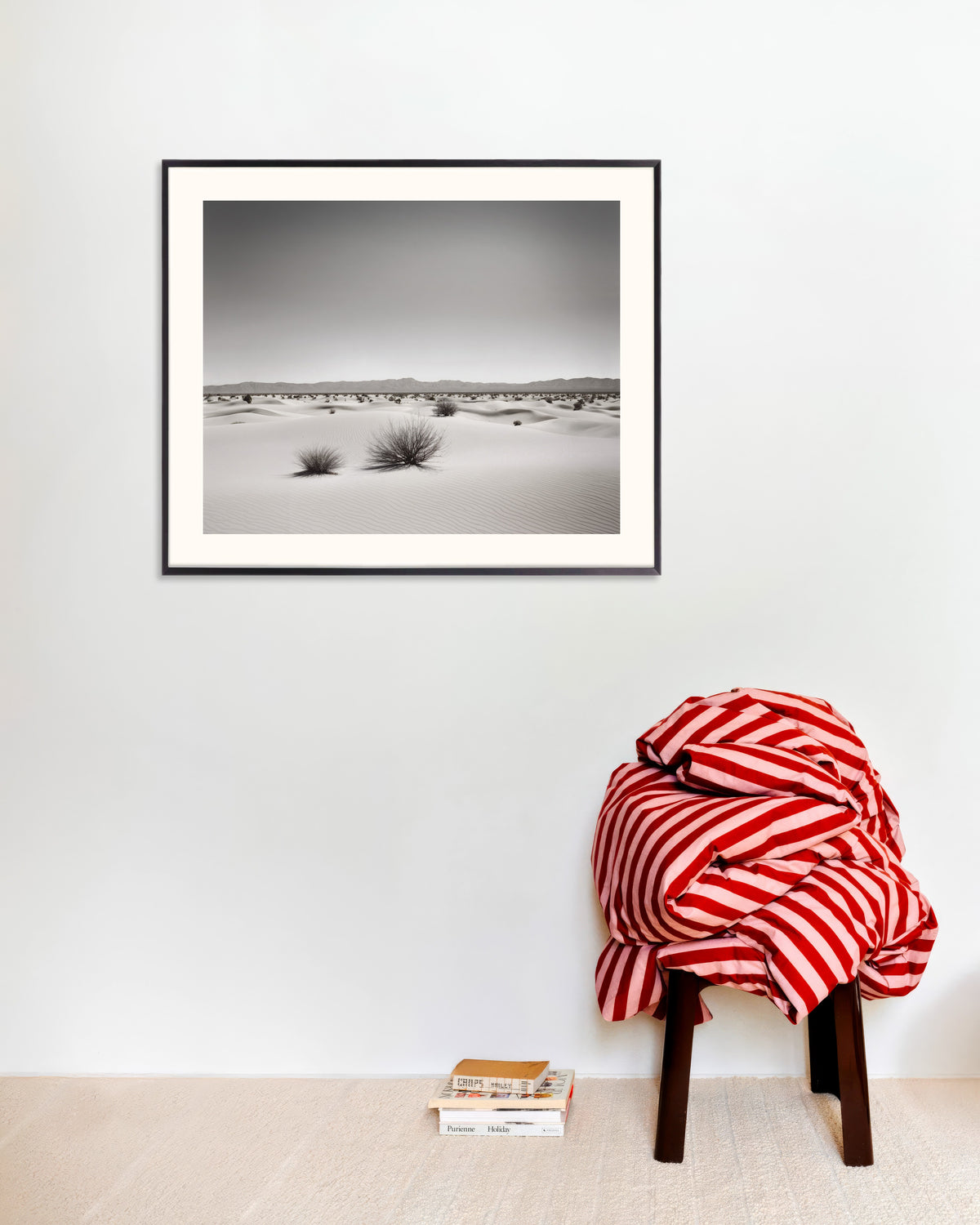Póster de Exploraciones abstractas urbanas en blanco y negro, desierto, con marco metálico