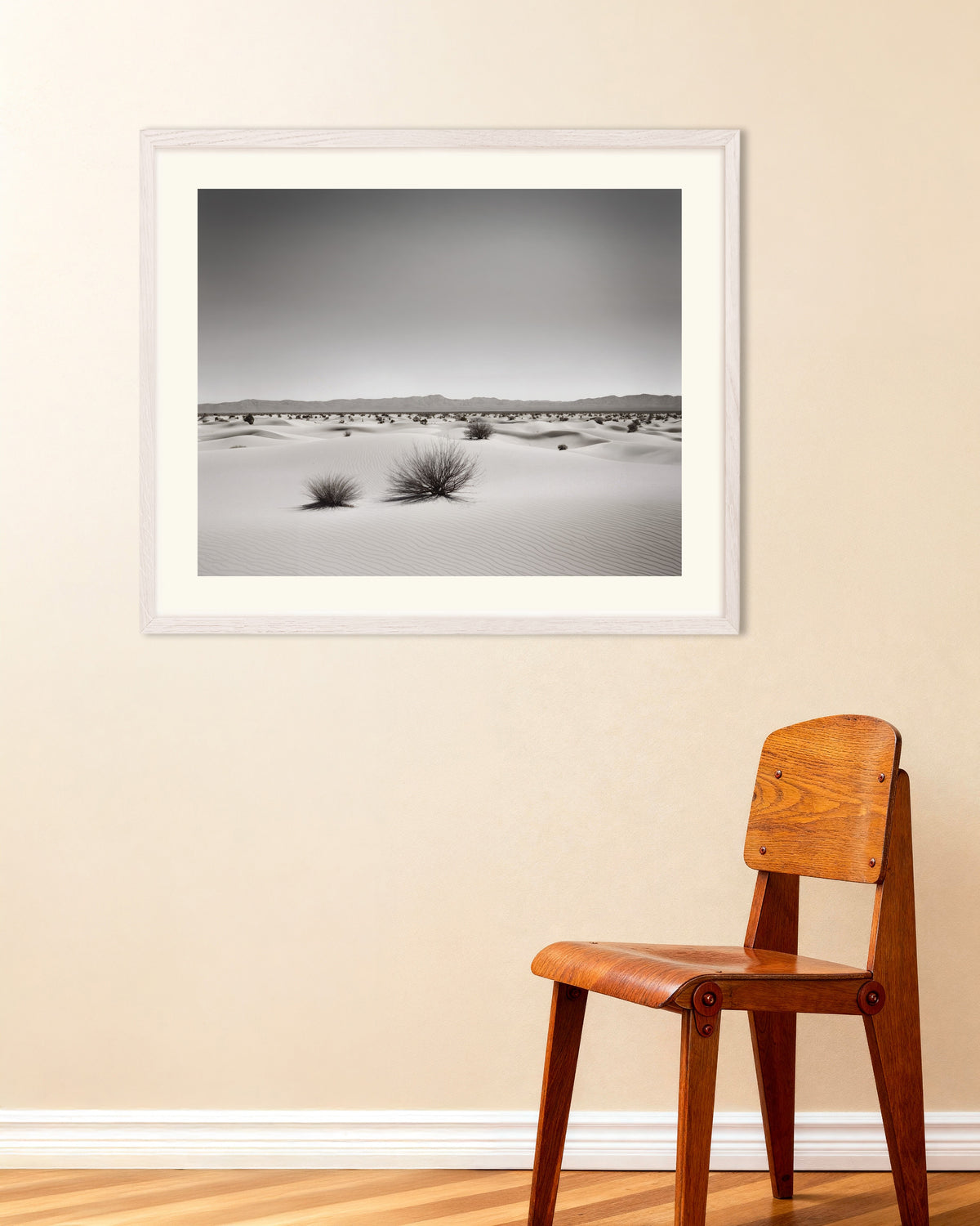 Póster de Exploraciones abstractas urbanas en blanco y negro, desierto, con marco de madera blanca