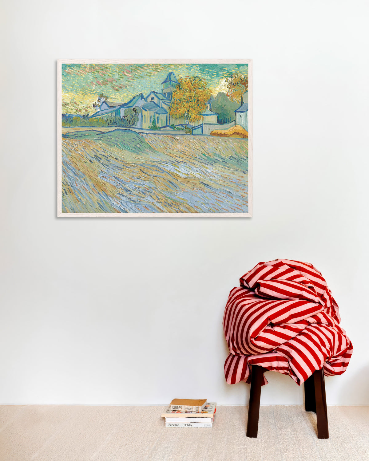 Póster de Vista del asilo y la capilla de Saint-Rémy (1889), de Vincent van Gogh, con marco de madera blanco